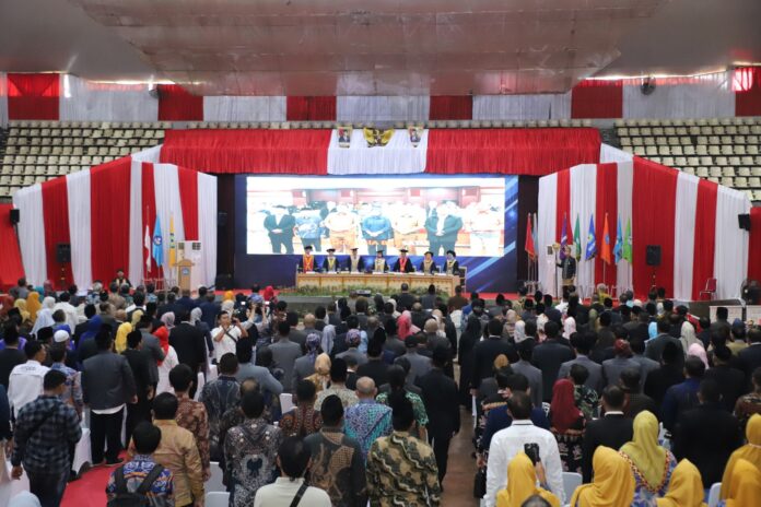 Unila Anugerahi Herman HN Doktor Honoris Causa Bidang Ilmu Ekonomi.
