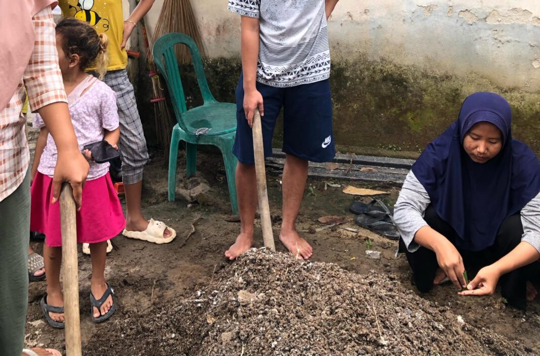 Mahasiswa KKN Unila, Memanfaatkan Lahan Pekarangan Rumah Untuk Ketahanan Pangan