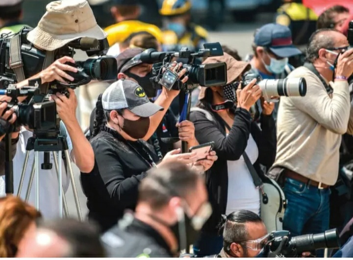 Wartawan, Buruh Kerah Putih Berjeans Biru Atau Kuli Tinta